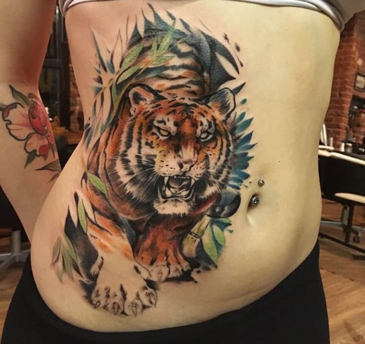 большое женское тату на животе