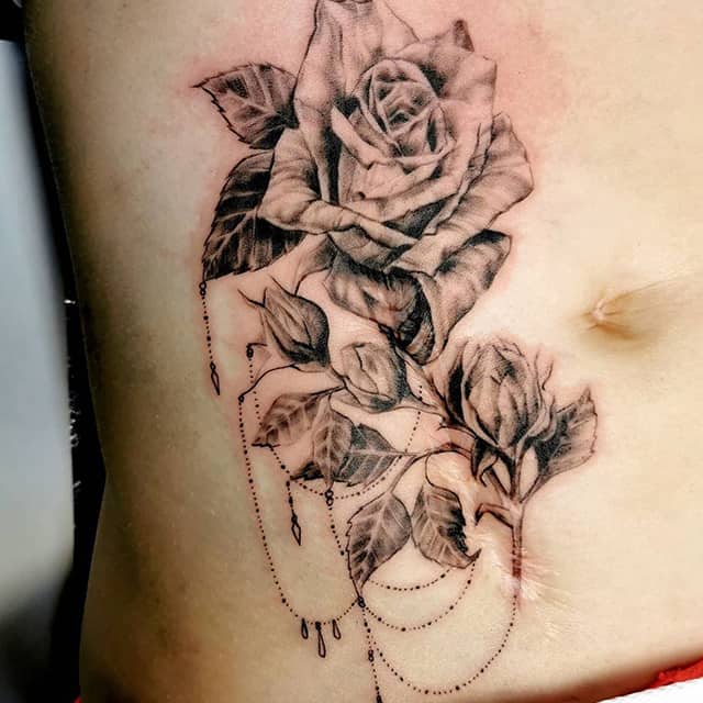 женское тату на животе на шраме