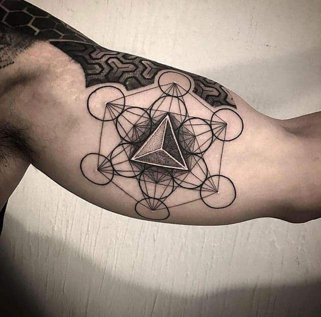 геометрия тату на бицепсе