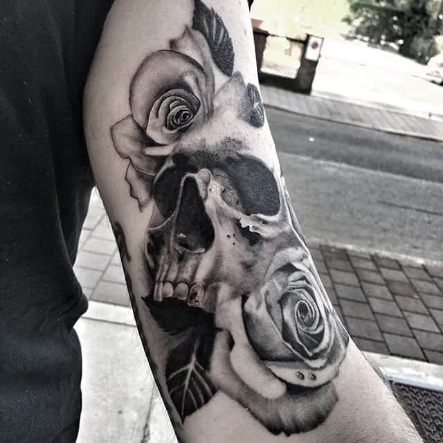 тату череп и розы