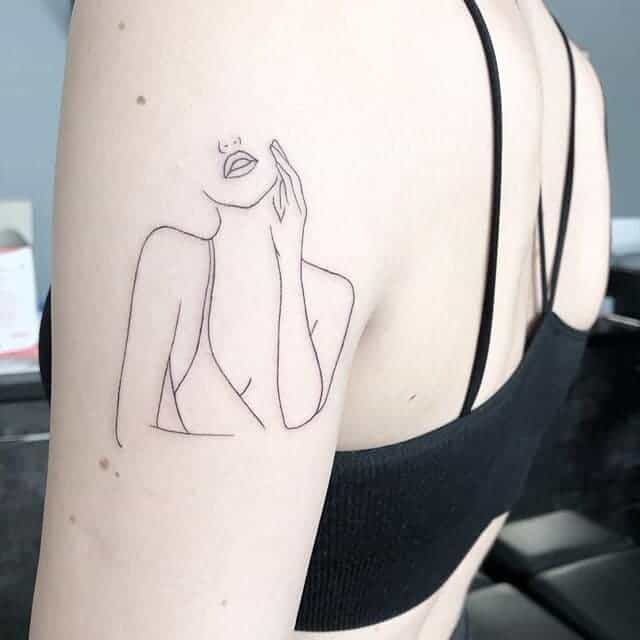 контурная тату на плече
