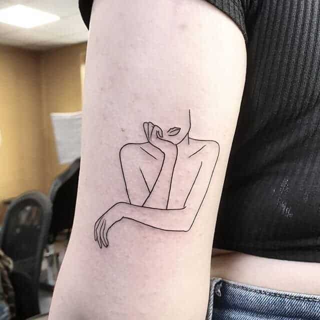 контурная тату девушка