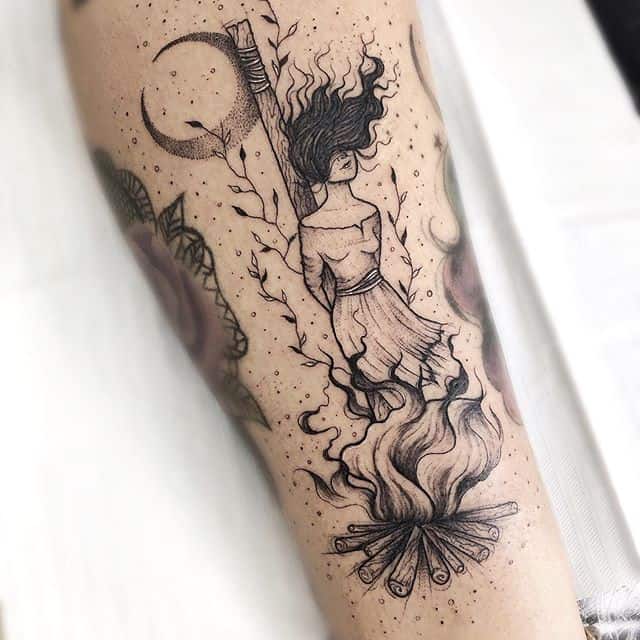 тату ведьма на костре