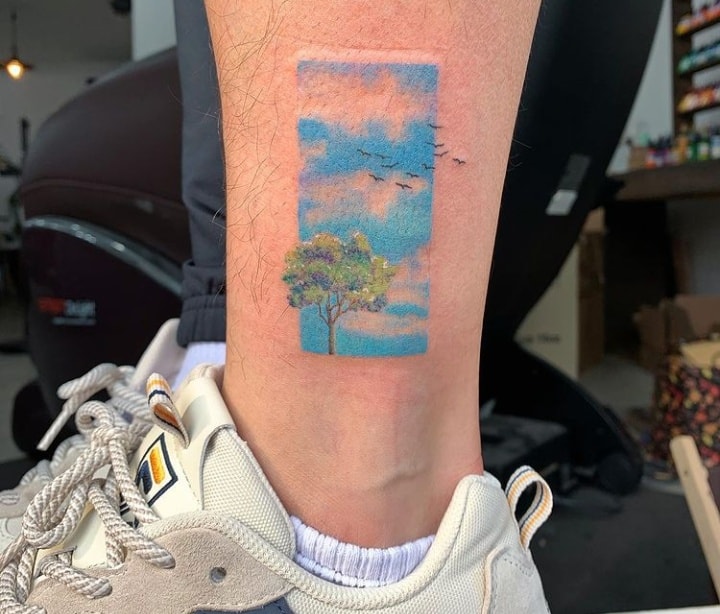 тату небо на ноге