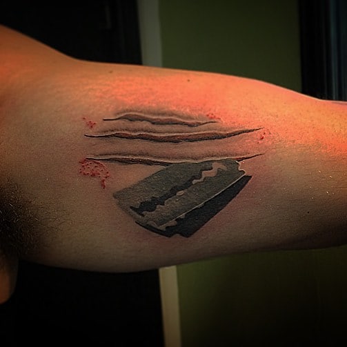 лезвие тату на бицепсе