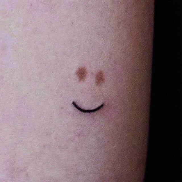 тату родинка смайл