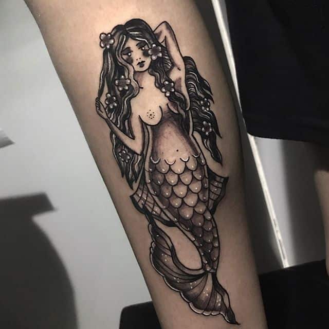 Тату русалка черно-белая