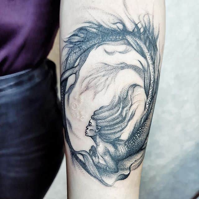 Русалка тату на руке