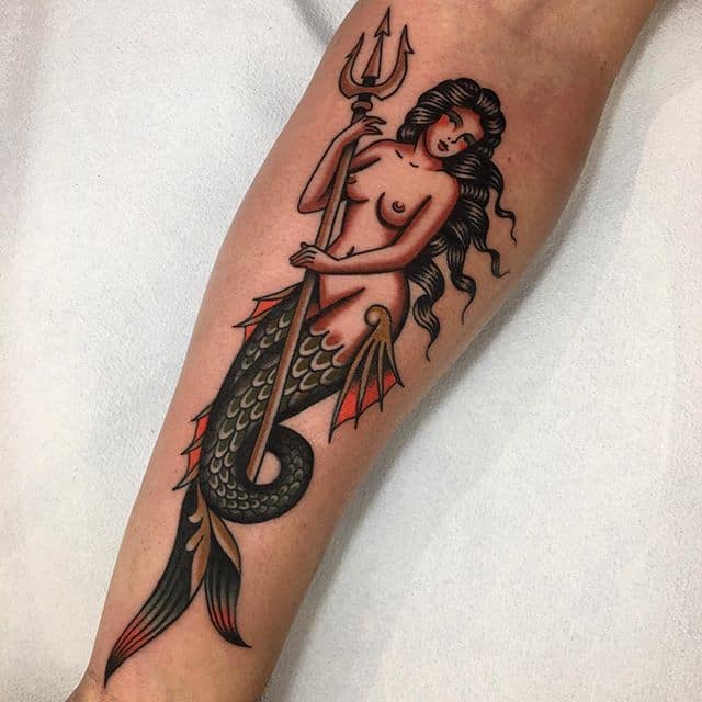 Татуровка русалки на руке