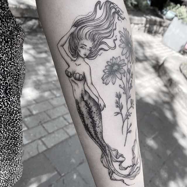 Черно-белая тату русалка