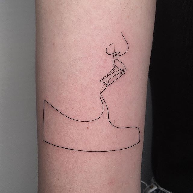 тату в одну линию балерина