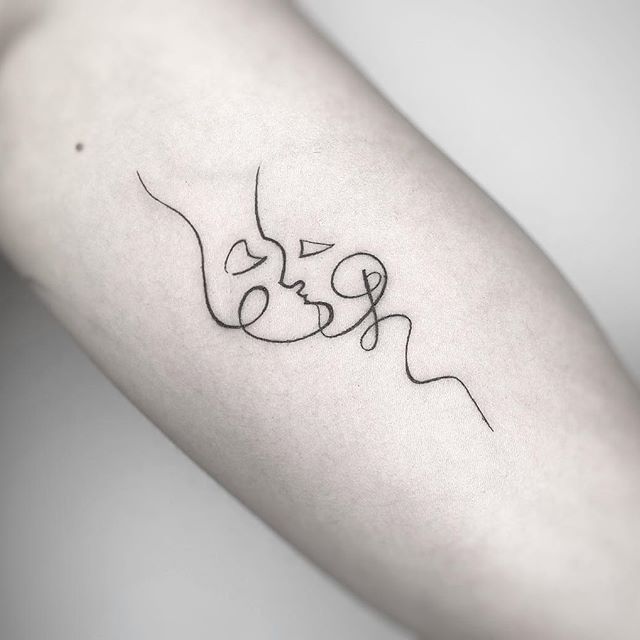 тату в одну линию поцелуй
