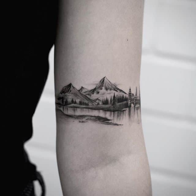 Тату горы на руке