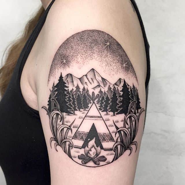 Тату горы на плече