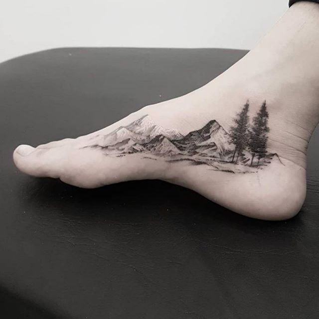 Тату горы на стопе