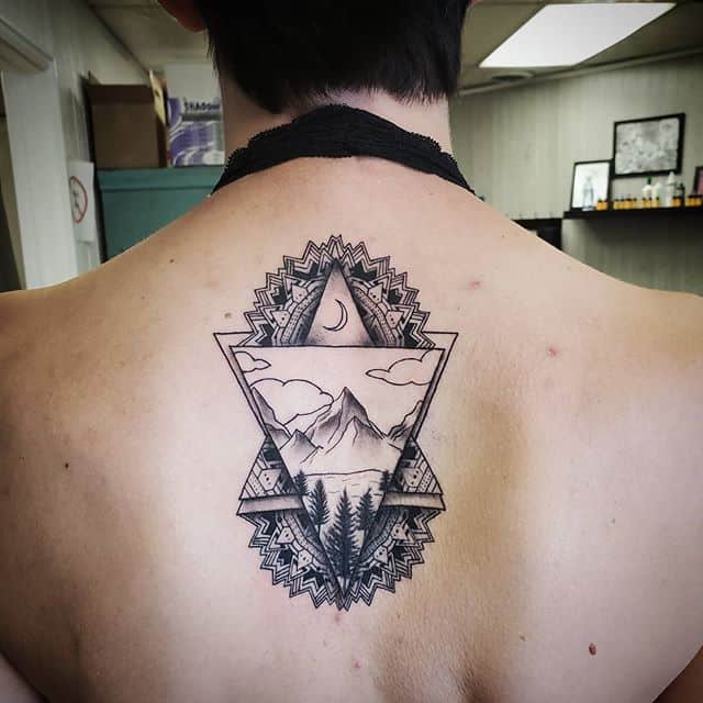 Тату горы на спине