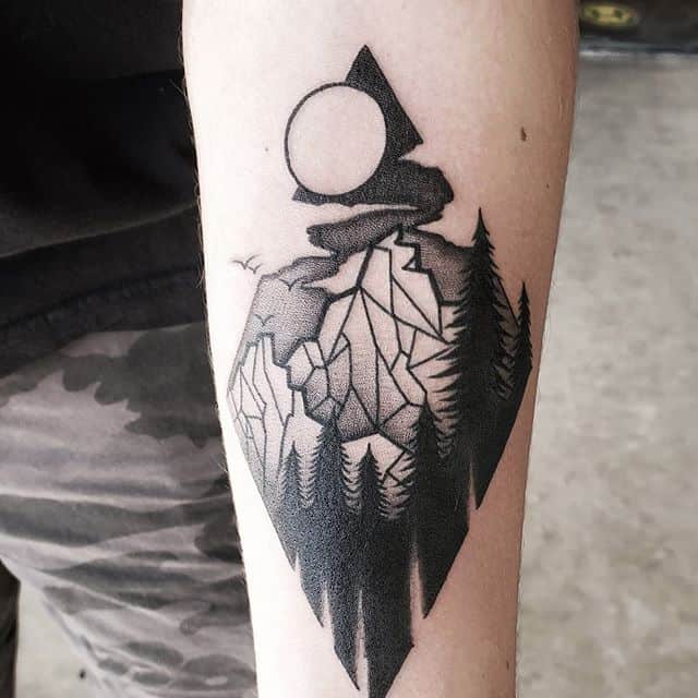 Татуировка горы и луна