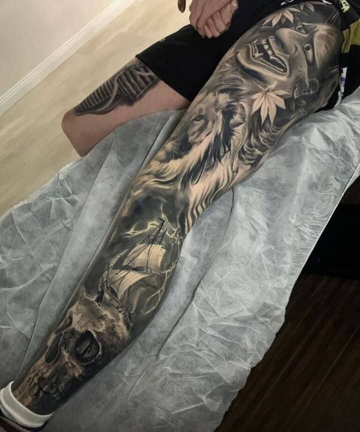 Чоловіче тату на нозі в стилі біомеханіка