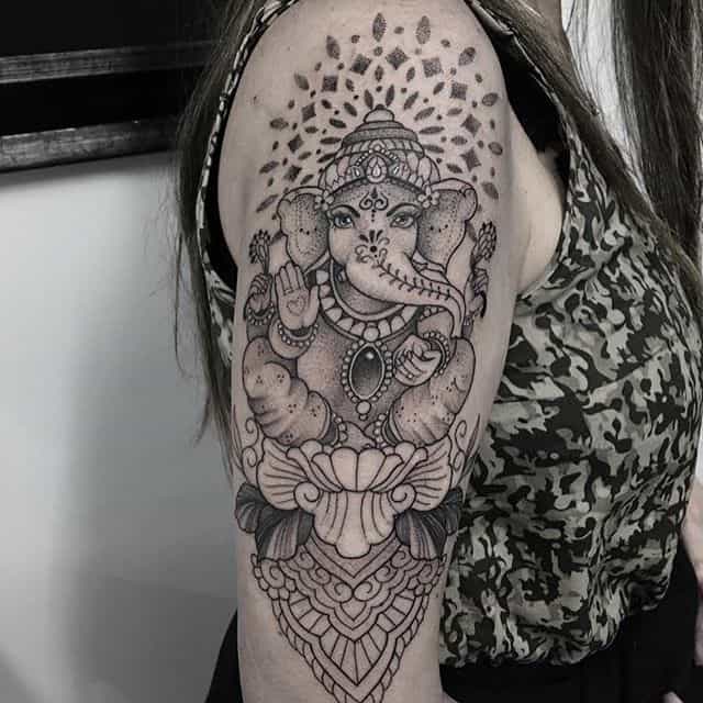 тату ганеша на предплечье