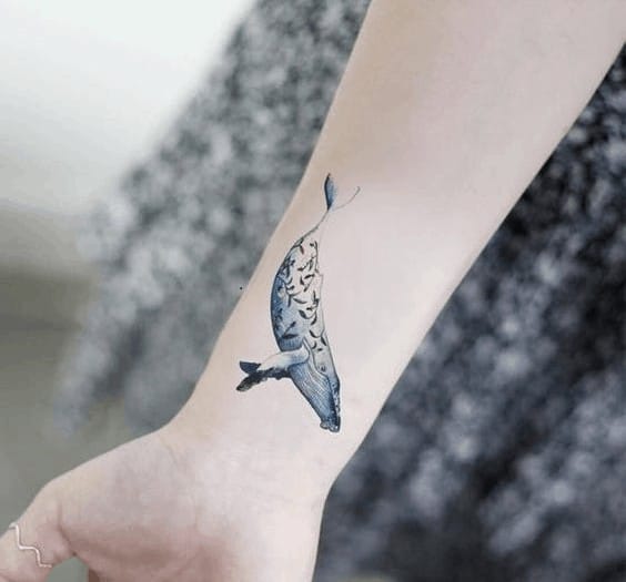 кит тату на запястье