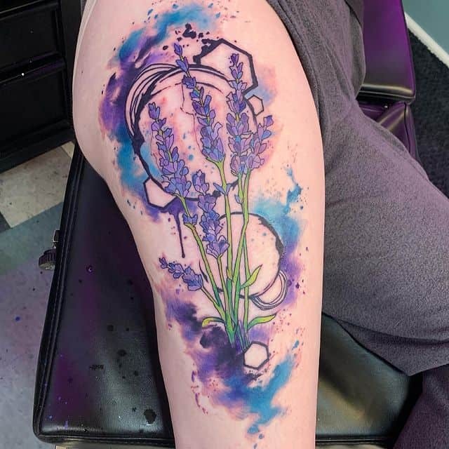 лаванда тату на бедре