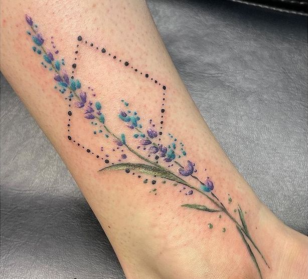 лаванда тату на ноге