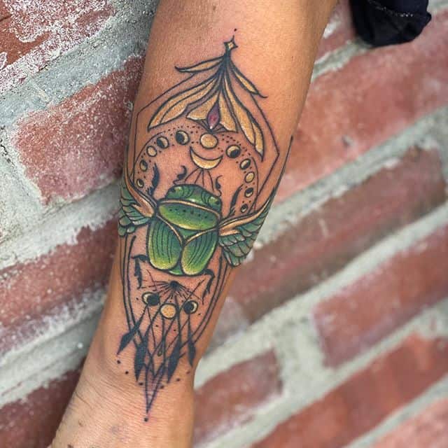 Жук скарабей на руке тату