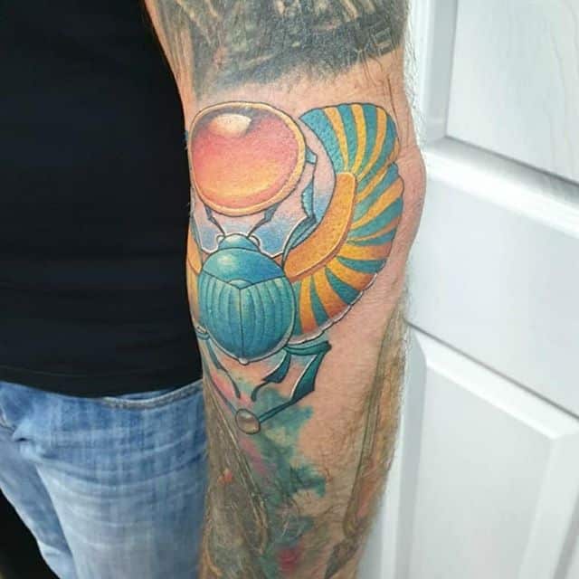 Скарабей на руке тату