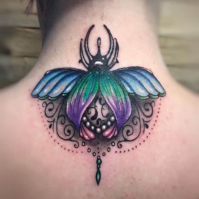 тату скарабей на шее