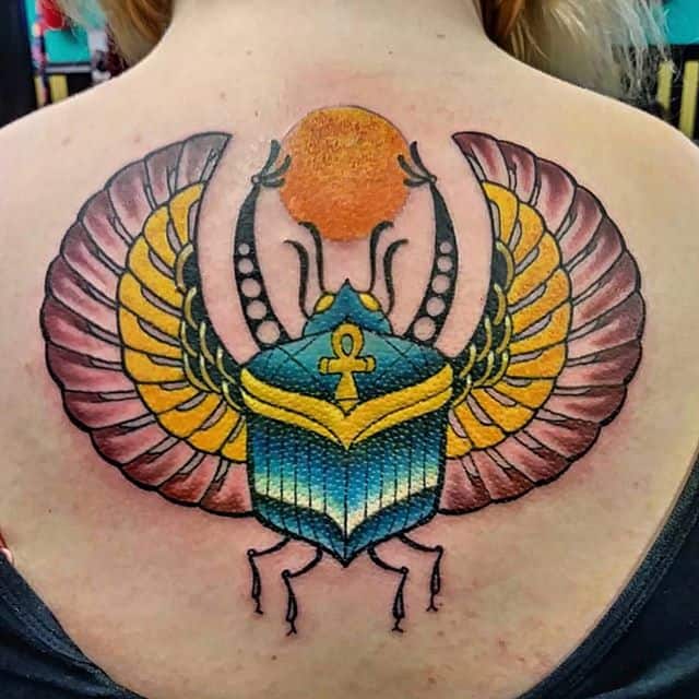 тату женская жук скарабей