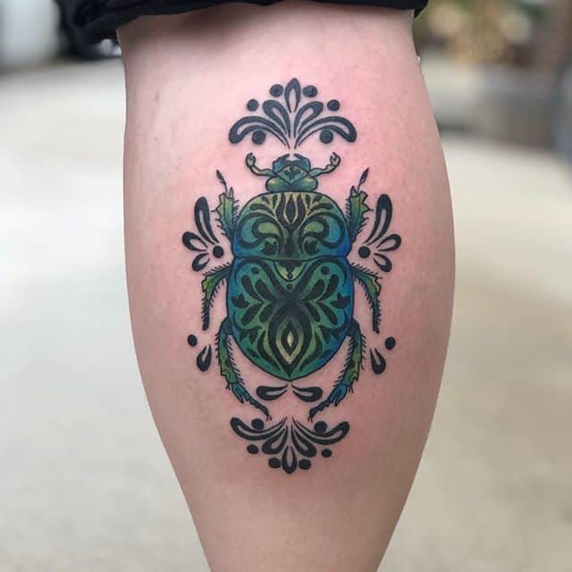 Тату жук на ноге