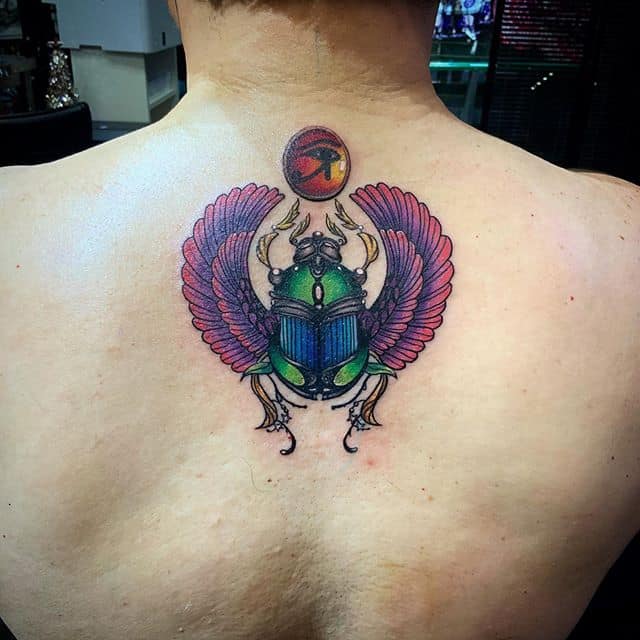 тату скарабей на спине