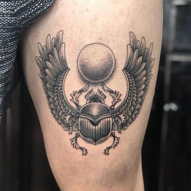 тату скарабей чб