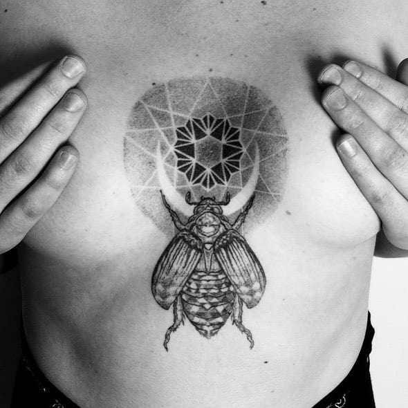 тату скарабей чб