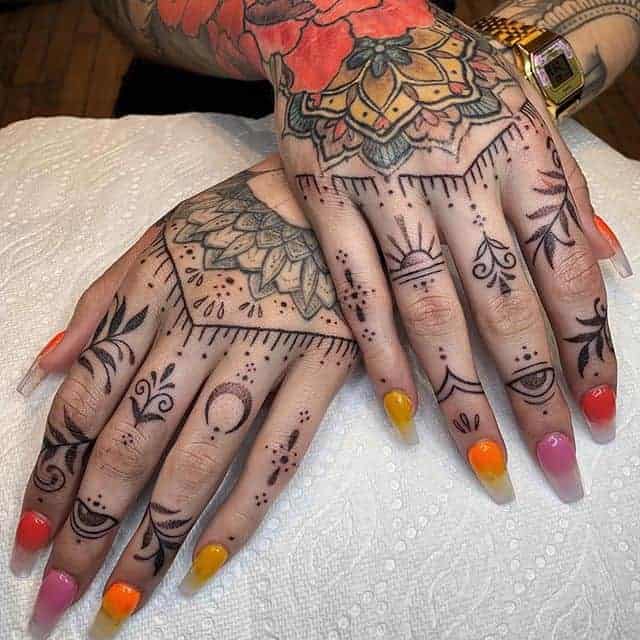 тату на пальцах