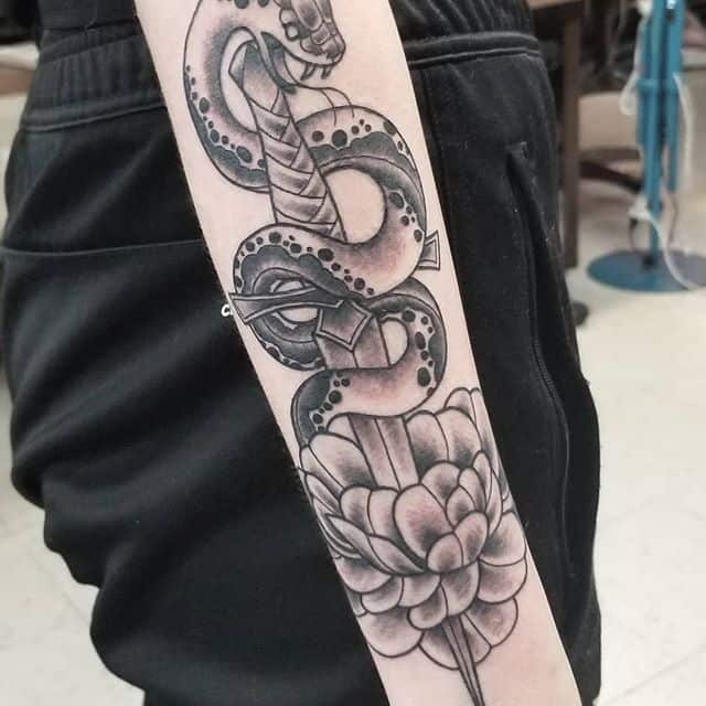 тату пион с змеей
