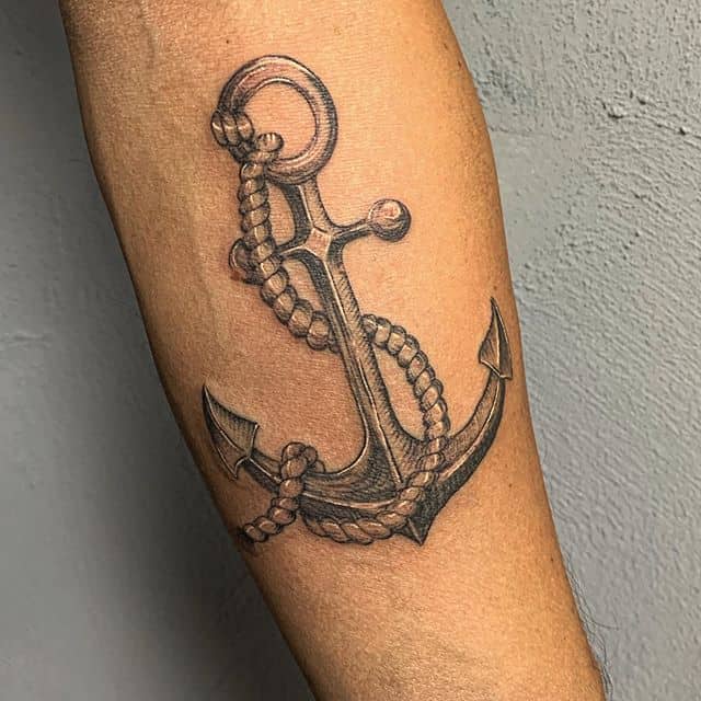 якорь тату чб на руке