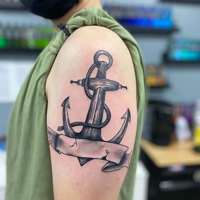 якорь тату на плече