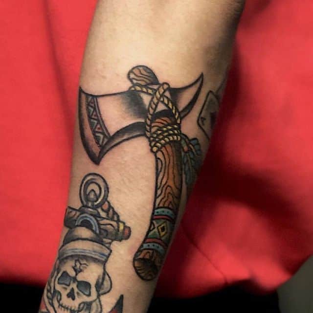 тату топор мужская