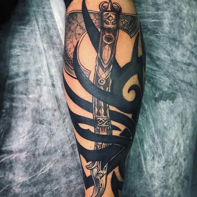 тату топор на руке