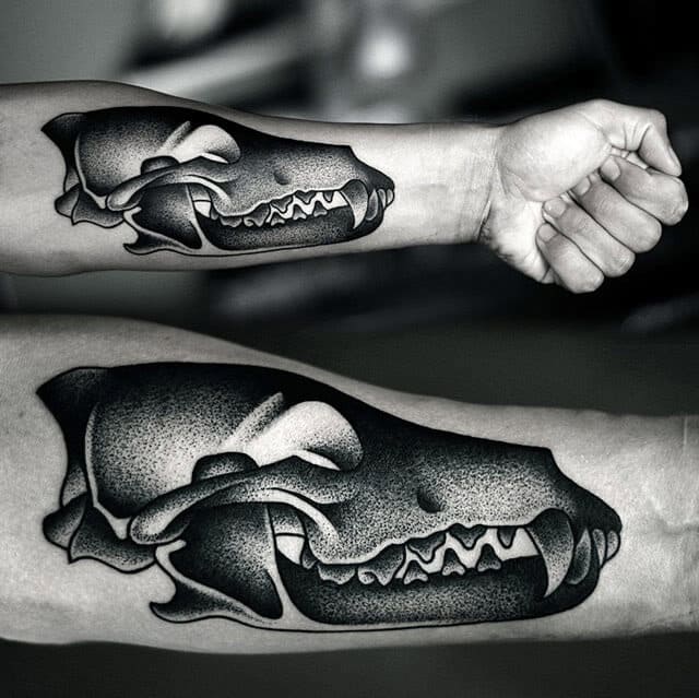 Тату череп волка в этническом стиле