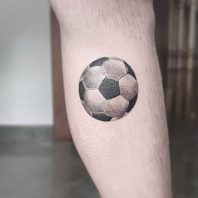 футбольный мяч на ноге