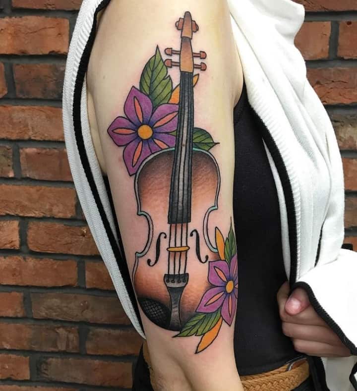 тату скрипка с цветами