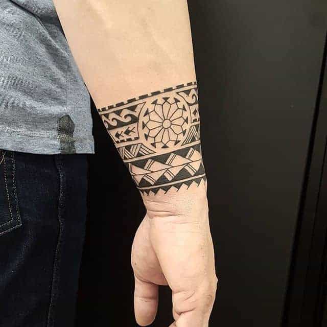 Рисунок на руке в стиле Полинезия