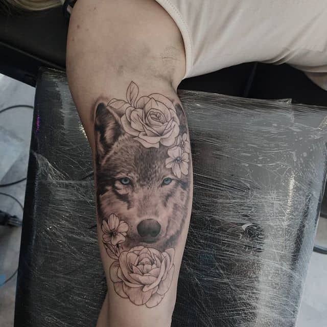 Женская тату волк в випшейдинг стиле