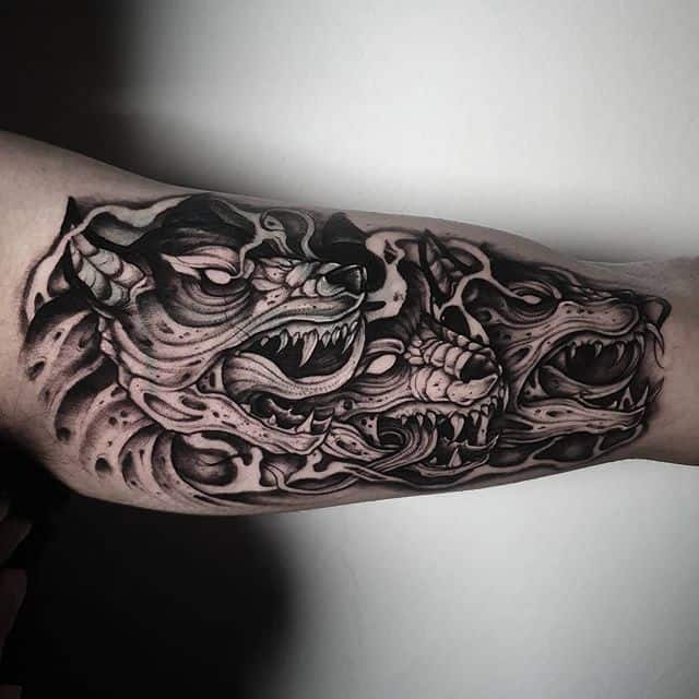 Тату волк со стаей в черно-белом стиле