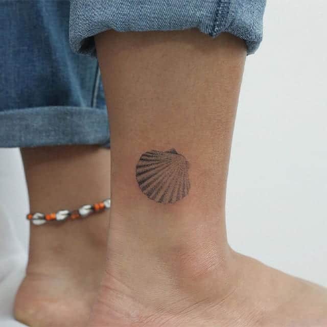 ракушка тату на щиколотке