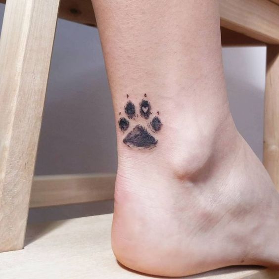 тату лапка на ноге