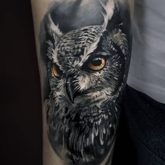 Чоловіче тату на руці в стилі реалізм з портретом