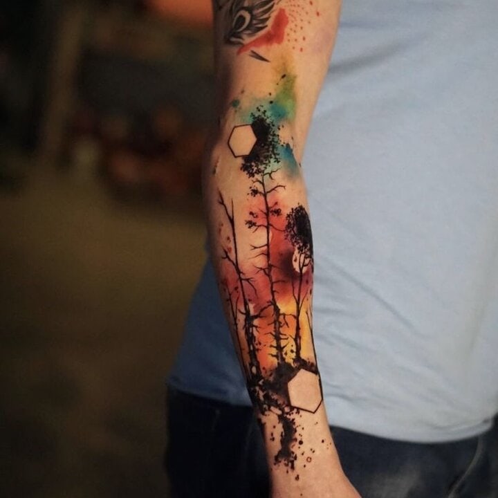 Акварельне чоловіче тату на руці з абстрактними елементами